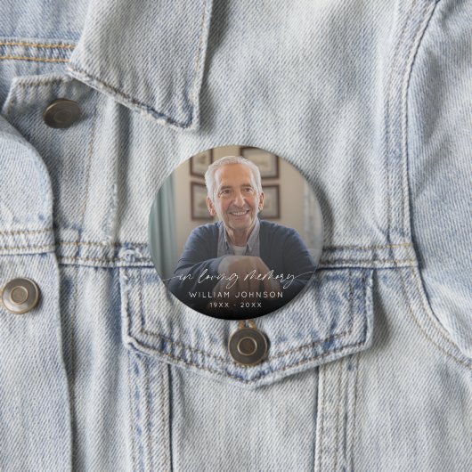 In Love Memory Foto Elegante Skriptbeerdigung Button (Beispiel)