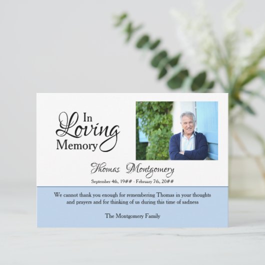 In Love Memory Foto Elegantes Script Blue Beerdigu Dankeskarte (Stehend Vorderseite)