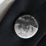 In Love Memory | Foto Memorial Funerary Button<br><div class="desc">Diese personalisierten Foto-Buttons mit Ihrem Lieblingsfoto,  ihrem Namen,  ihren Geburts- und Sterbedaten sind eine nette kleine Hommage für diejenigen,  die den Verlust eines geliebten Menschen trauern. Ideal für Beerdigungen oder Gedenkfeiern,  leicht angepasster Text und Bild,  indem Sie auf den Button "Personalisieren" klicken.</div>