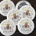 In Love Memory Funeral Memorial Wildblumen Button<br><div class="desc">Ein Knopf zeigt das Foto,  den Namen,  das Geburtsdatum und das Todesdatum Ihres Liebsten und "In Loving Memory" über die Wildblumen auf weißem Hintergrund. PASSENDE Artikel in unserer Sammlung.</div>
