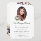 In Love Memory Lila weißes, florales Foto Einladung (Vorne/Hinten)