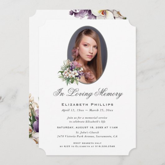 In Love Memory Lila weißes, florales Foto Einladung (Vorne/Hinten)