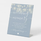 In Love Memory Memorial Dusty Blue String Lights Sockelschild (Vorderseite)