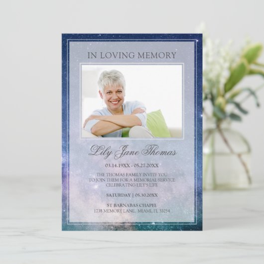 In Love Memory Modern Starry Night Beerdigung Foto Einladung (Stehend Vorderseite)