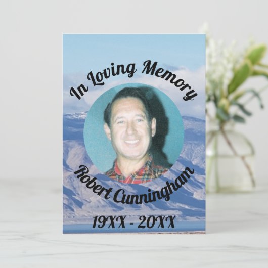 In Love Memory Mountains Foto Memorial Card Einladung (Stehend Vorderseite)