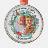 In Love Memory Name and Foto Pine Cone Kranz Ornament Aus Metall (Vorne)