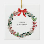 In Love Memory Rustikales Holly Wreath Foto Keramikornament (Rückseite)