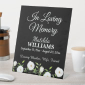 In Love Memory White Floral Memorial Sockelschild (In Situ)