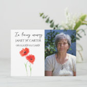 In Loving Memory Rote Mohnblumen Florale Beerdigun Einladung (Stehend Vorderseite)