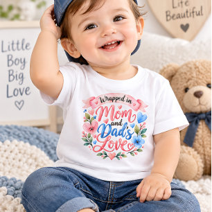 In Mama und Papa's Liebe eingehüllt Süßes Baby-Fam Baby T-shirt