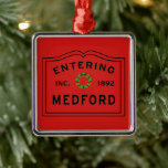 In Medford, MA Christmas Ornament Aus Metall<br><div class="desc">Kaufen Sie eines für jeden auf Ihrer Weihnachtsgeschenkliste. Weihnachtsfeiertage in Neuengland wären ohne ein festliches Entering Medford-Ornament nicht vollendet. Eine tolle Geschenkidee für jemanden, der in der Stadt Medford MA lebt, oder in einem Stadtviertel wie Wellington, West Medford, Wellington South oder South Medford. Gib einen deinen Eltern, Großeltern, Neuvermählten, willkommen...</div>