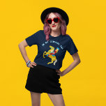 In meinem Cowgirl Era Retro Graphic T-Shirt<br><div class="desc">Eine Retro-Style-Abbildung eines Cowgirl auf einem Pferd begleitet den Slogan im Western Stil Buchstaben IN MY COWGIRL ERA auf diesem grafischen Abschlag.</div>