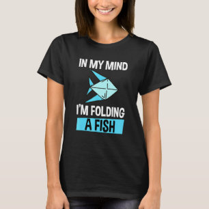 In meinem Kopf falte ich einen Fisch T-Shirt