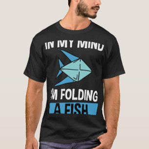 In meinem Kopf falte ich einen Fisch T-Shirt