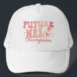 In meinem Verlobten Zeitalter Verlobung Geschenk v Truckerkappe<br><div class="desc">Mit dem Custom Verlobte Trucker Hat "In My Verlobte Ära" präsentieren wir Ihnen ein schicke und trendige Accessoire, das sich perfekt für die Braut eignet. Dieser personalisierte Hut ist nicht nur ein Modestatement, sondern auch ein nachdenkliches Geschenk der Verlobung, das das Wesen der verlobten Ära einnimmt. Mit einem coolen, wackeligen...</div>