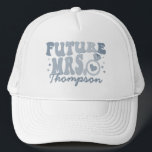 In meinem Verlobten Zeitalter Verlobung Geschenk v Truckerkappe<br><div class="desc">Erhöhen Sie Ihre Verlobung mit unserem Custom Verlobte Trucker Hut "In My Verlobt Era". Dieses trendige und coole Accessoire ist das perfekte personalisierte Geschenk für die Braut, die ihrem Brautparty oder Junggeselinnen-Abschied eine Touch Retro-Stil verleiht. Der Hut ist mit scharfem Retrotext ausgestattet und schafft so ein einzigartiges und modisches Aussehen,...</div>