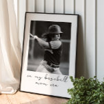 In meiner Baseball-Mama Zeitalter benutzerdefinier Poster<br><div class="desc">Treten Sie auf den Teller und feiern Sie die stolze Tradition, Baseballmutter zu sein mit unserem Custom Foto Personalisiert Poster "In My Baseball Mama Ära". Dieses beeindruckende Kunstwerk ist der perfekte Weg, um die Hingabe und Liebe einer Baseballmutter zu ehren. Fügen Sie eine personalisierte Botschaft hinzu, um Ihre Bewunderung und...</div>