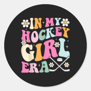 In meiner Hockey-Girl-Ära Vintag Game Day Groovy H Runder Aufkleber