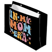 In meiner Mama Ära I Große Geschenktüte (Vorderseite Schrägansicht)