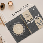 In meiner organisatorischen Ära Custom Funny Plann Planer<br><div class="desc">Erstellen Sie Ihren eigenen lustigen und motivierend Planer! Passen Sie die Vorlage mit Ihrem eigenen Jahr, dem Initial & Name und dem Zitat auf der Rückseite an. Mit einem neutralen, schwarz-boho-schicken Farbschema, weich gebeugter Oberfläche, trendiger moderner Typografie und einfachen abstrakten Retrobögen werden Sie stilvoll organisiert! Verlass das Jahr als 2024/2025...</div>