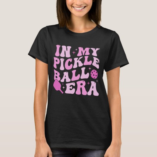 In meiner Pickleball-Ära | Rosa Groovy Lettering T-Shirt (Vorderseite)