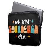 In meiner Sourdough Era Groovy Funny Sour Dough Ma Laptopschutzhülle (Vorderseite Links)