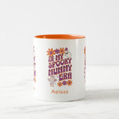 In meiner Spooky Mummy Era Monogram Name Halloween Zweifarbige Tasse (Mittel)
