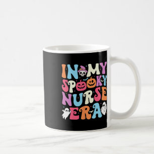 In meiner Spooky-Nurse-Ära Halloween Groovy Nursin Kaffeetasse