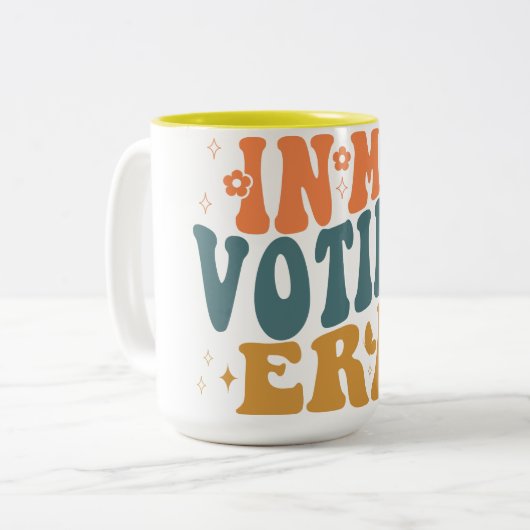 In meiner Wahlperiode kehrt die Wavy zurück Zweifarbige Tasse (Vorderseite Links)