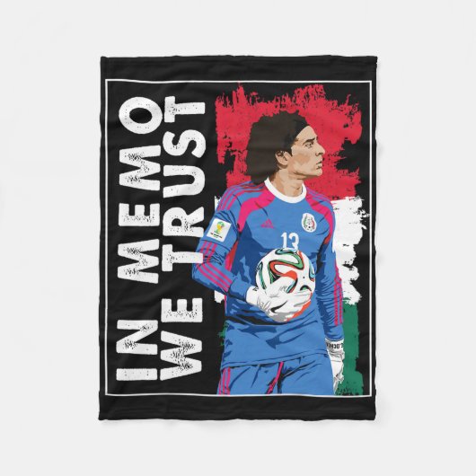 In Memo Ochoa We Trust Mexican Soccer Fleecedecke (Vorderseite)