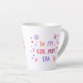 in my girl mom era CRAYON Milchtasse (Rechte Ecke)