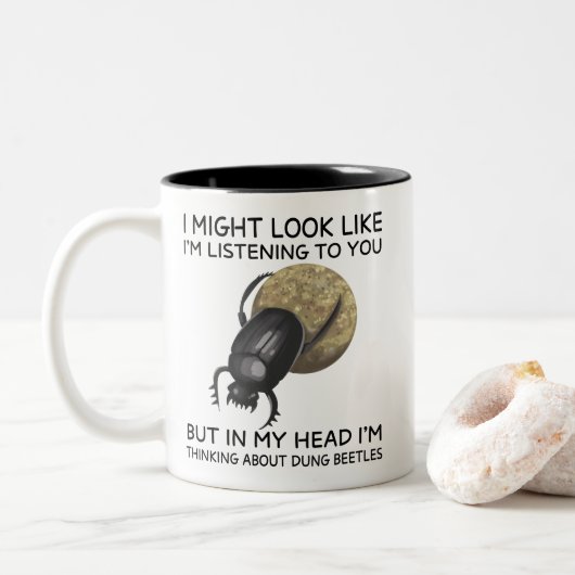In My Head I'm Thinking About Dung Beetles Zweifarbige Tasse (Mit Donut)