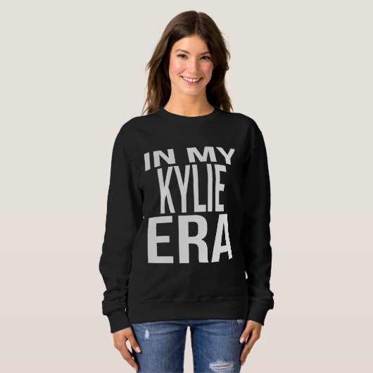 In My Kylie Era Family Reunion Squad First Last Na Sweatshirt (Vorne ganz)
