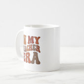 In My Teacher Era Retro Wavy Typography Kaffeetasse (Vorderseite Links)
