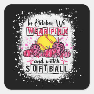 In October we wear pink Softball Breast Cancer Awa Quadratischer Aufkleber