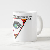 "IN ORBE TERRUM NON VISI" Jumbo-Tasse (Vorderseite Rechts)
