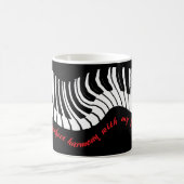 In perfekter Harmonie – Klavier-Design-Kaffeetasse Kaffeetasse (Mittel)