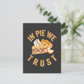 In Pie vertrauen wir auf die lustige einzigartige Einladungspostkarte (Stehend Vorderseite)