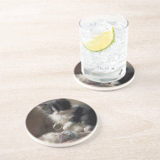 In Schwarz-Weiß-Kitten verworren Getränkeuntersetzer