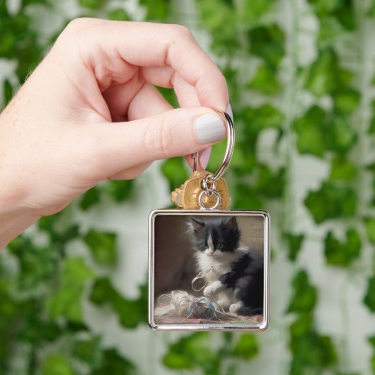 In Schwarz-Weiß-Kitten verworren Schlüsselanhänger (Hand)