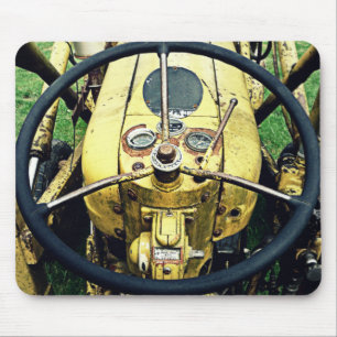 In Seat des Fahrers eines antiken gelben Traktors Mousepad
