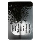 In seinen Händen, der den Mond reflektiert Magnet (Vertikal)