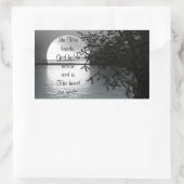 In seinen Händen reflektiert der Mondsticker Rechteckiger Aufkleber (Tasche)