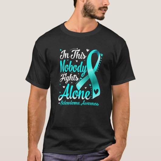 In This Family Nobody Fight Alone Scleroderma Awar T-Shirt (Vorderseite)
