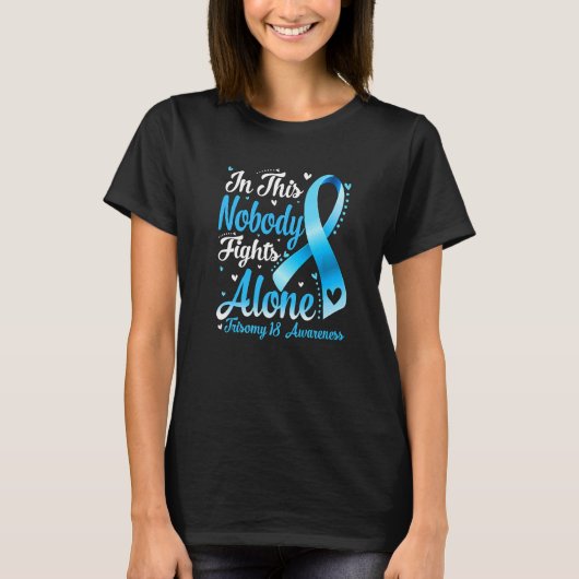 In This Family Nobody Fight Alone Trisomy 18 Aware T-Shirt (Vorderseite)