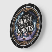 In This House We Talk Spirits Große Wanduhr (Winkel)