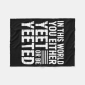 In This World You Either Yeet Or Be Yeeted -  Fleecedecke (Vorderseite (Horizontal))