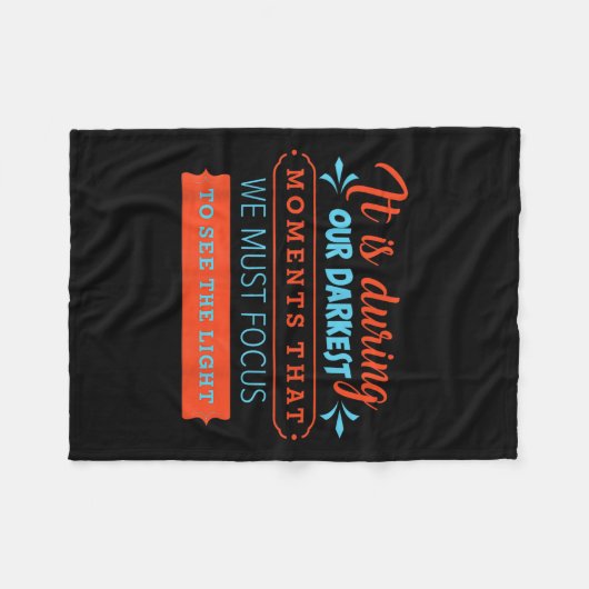 In unseren dunkelsten Momenten müssen wir Lichtstr Fleecedecke (Vorderseite (Horizontal))