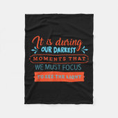 In unseren dunkelsten Momenten müssen wir Lichtstr Fleecedecke (Vorderseite)