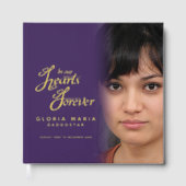 In unseren Herzen für immer Beerdigung Foto lila G Gästebuch (Vorderseite)